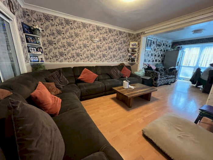 6 Bedroom Semi-Detached House To Rent In Warwick Road, Southall, UB2