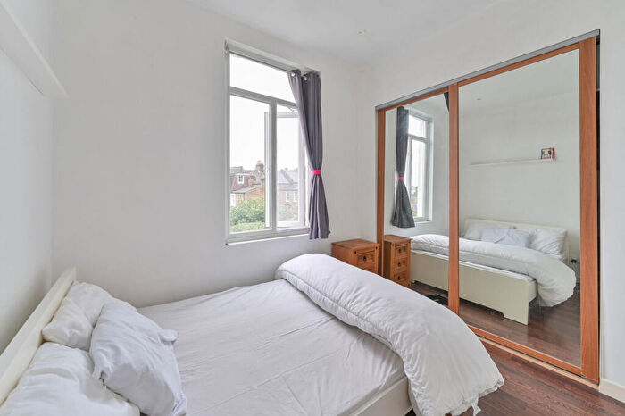 2 Bedroom Flat To Rent In Lordship Lane, East Dulwich, London, SE22
