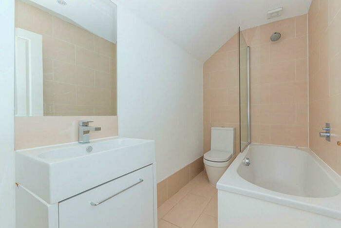 2 Bedroom Apartment To Rent In Plantation Wharf, Battersea Riverside, SW11