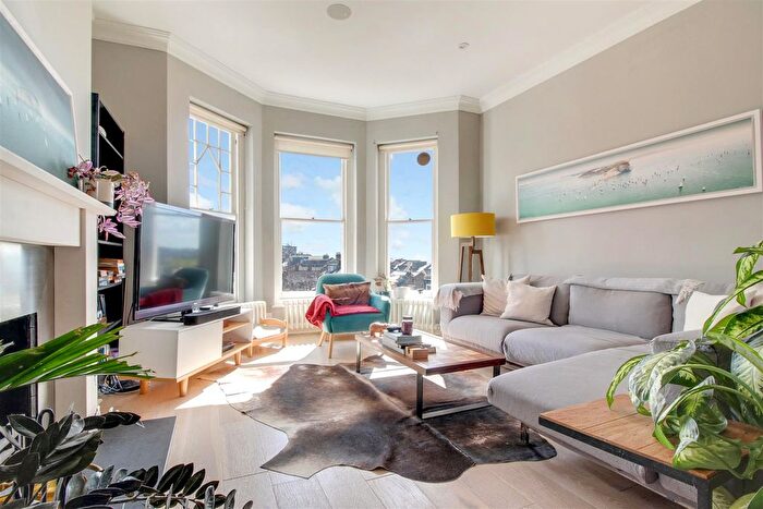 4 Bedroom Flat To Rent In Gondar Gardens, West Hampstead, NW6