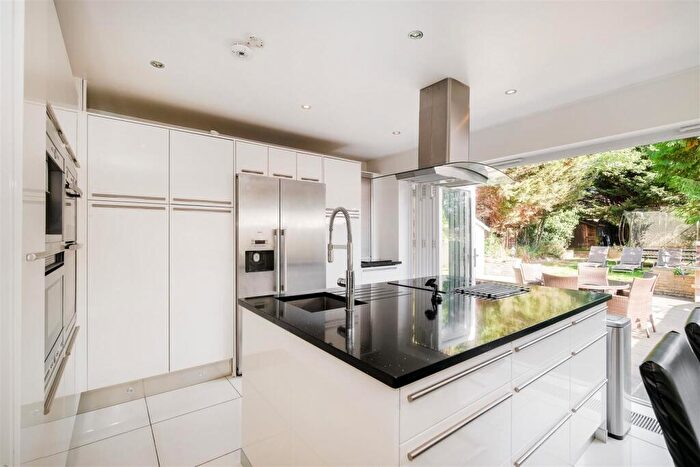 5 Bedroom Semi-Detached House For Sale In Endlebury Road, North Chingford, E4
