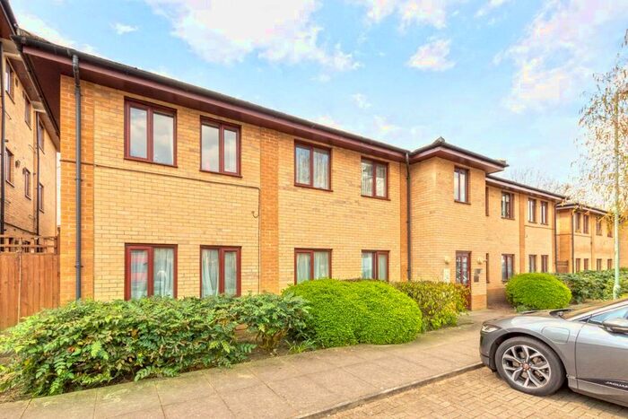 2 Bedroom Flat To Rent In Cleeve Way, London, SW15