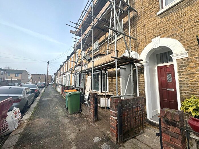 2 Bedroom Flat To Rent In Braemer Road, Plaistow, E13
