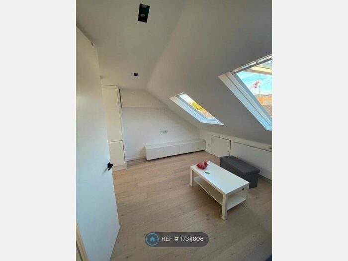1 Bedroom Flat To Rent In Top Floor, London, W13
