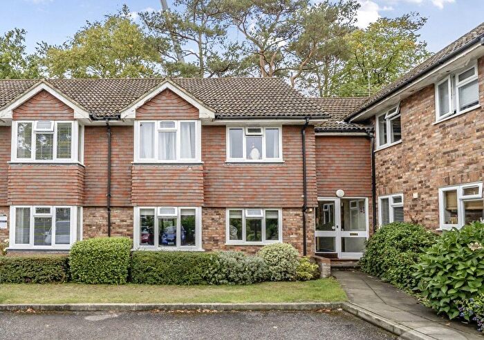 1 Bedroom Flat For Sale In Trimmers Field, Farnham, Surrey, GU9