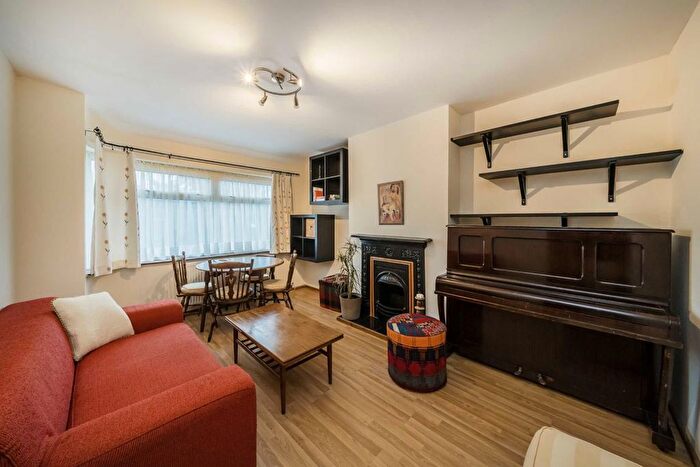 3 Bedroom Flat To Rent In Cavendish Avenue, London, W13