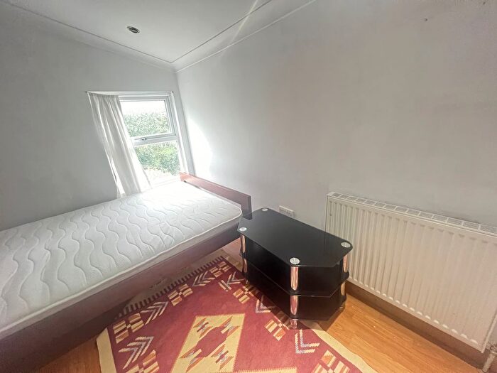 1 Bedroom Flat To Rent In Edinburgh Road, London, N18