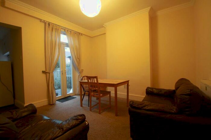 4 Bedroom Semi-Detached House To Rent In Ednaston Road, Nottingham, NG7