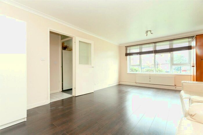 2 Bedroom Flat To Rent In Radbourne Crescent, Walthamstow, London, E17