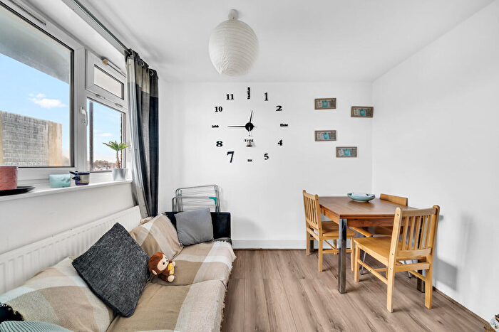 2 Bedroom Flat For Sale In Henty Close, Battersea, SW11