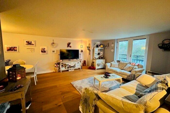 2 Bedroom Property To Rent In Station Road, Horsham, RH13