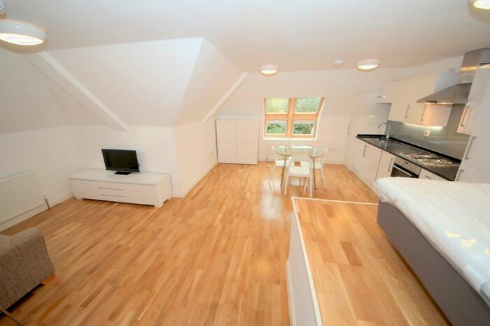 Studio To Rent In Lodge Lane, North Finchley, London, N12