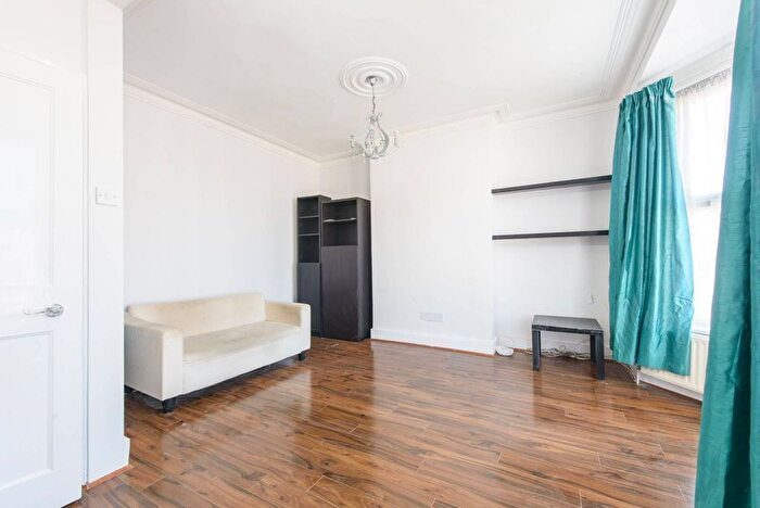 2 Bedroom Maisonette To Rent In Grange Avenue, North Finchley, London, N12