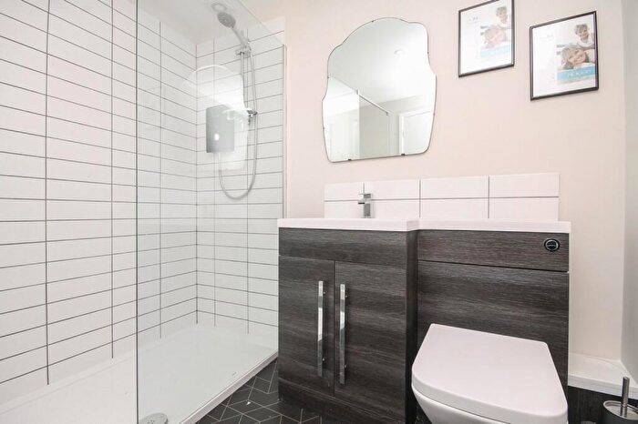 Semi-Detached House To Rent In Montague Street, Worthing, East Sussex, BN11