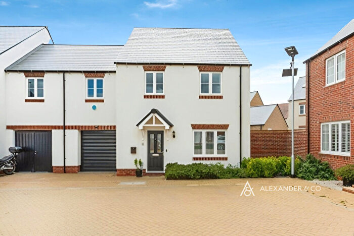 4 Bedroom Semi-Detached House To Rent In Dee Court, Kingsmere, Bicester, OX26