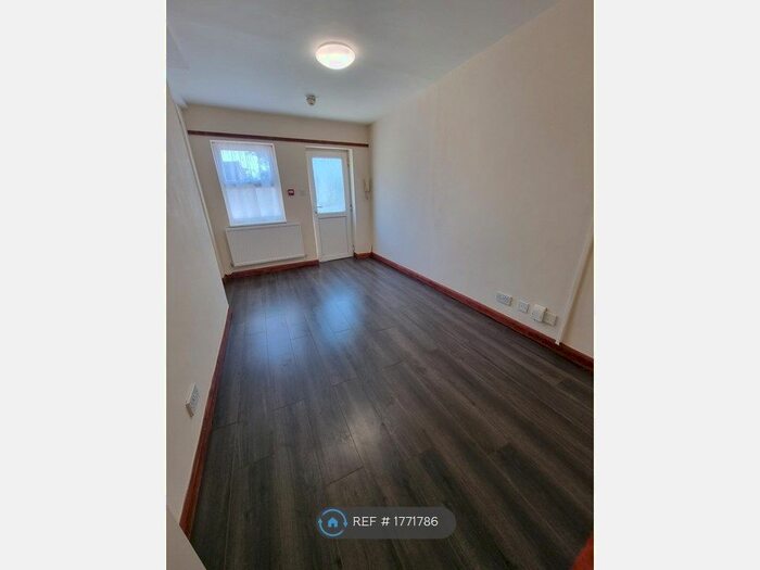 Studio To Rent In Holly Court, Luton, LU1