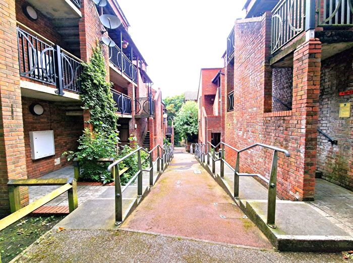 2 Bedroom Flat For Sale In Downs Road, Luton, LU1