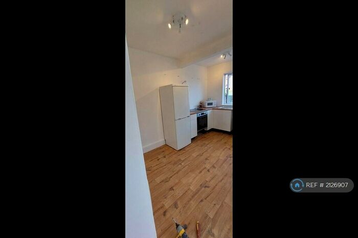 1 Bedroom Flat To Rent In County Road, Swindon, SN1