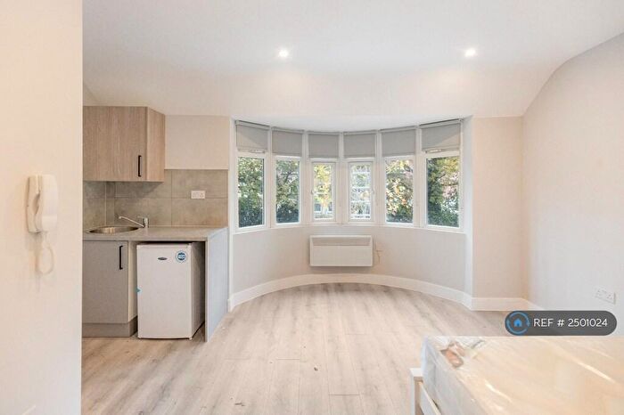 Studio To Rent In Monks Avenue, West Molesey, KT8