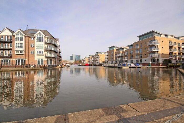3 Bedroom Flat To Rent In Narrowboat Avenue, Brentford, TW8