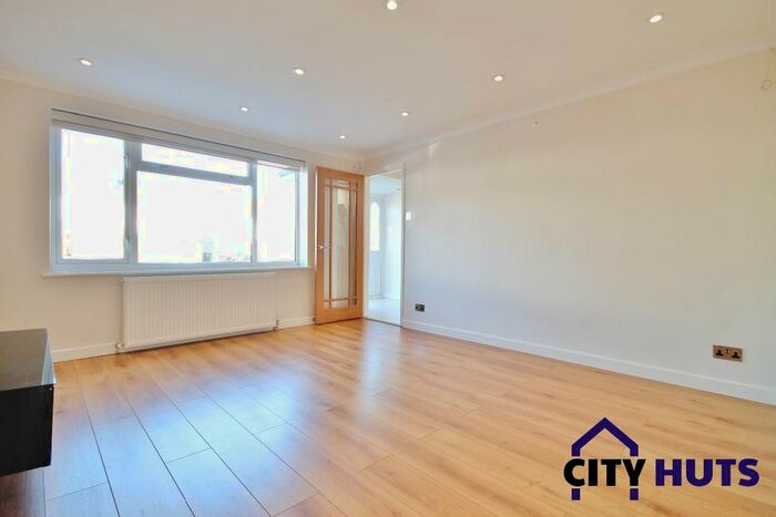 4 Bedroom Semi-Detached House To Rent In Northlands, Potters Bar, EN6