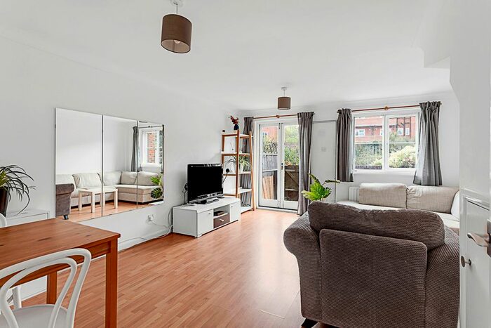 3 Bedroom Town House To Rent In Park Lane, London, TW9