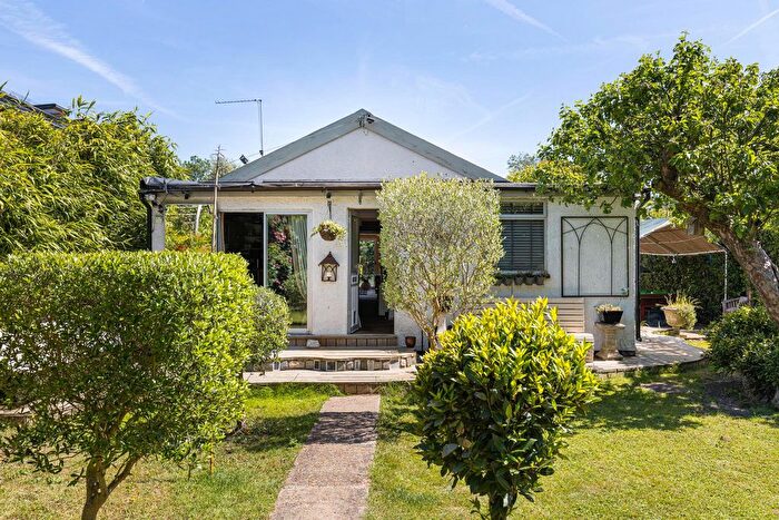 4 Bedroom Detached House For Sale In Wheatleys Eyot, Sunbury-On-Thames, TW16