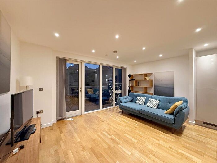 2 Bedroom Apartment To Rent In Waterford Court, Dockside, E14