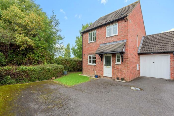3 Bedroom Link Detached House To Rent In Pimpernel Place, Thatcham, RG18
