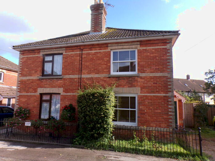 2 Bedroom Cottage To Rent In Ringwood, BH24