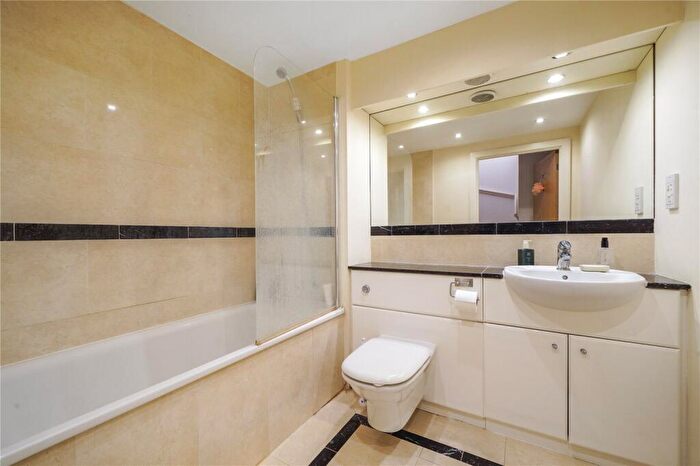 2 Bedroom Duplex For Sale In The Grainstore, Western Gateway, London, E16