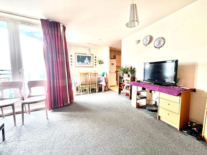 2 Bedroom Flat For Sale In Gordon Gardens, Swindon, SN1