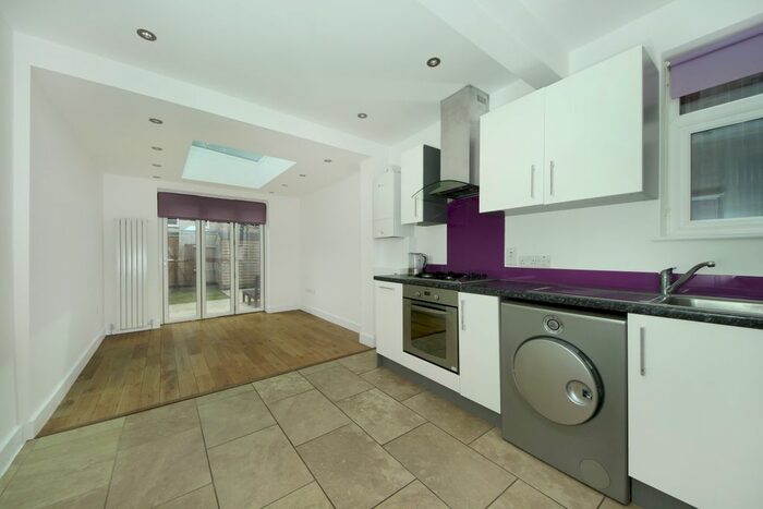 2 Bedroom Flat To Rent In Glenfield Road, London, W13