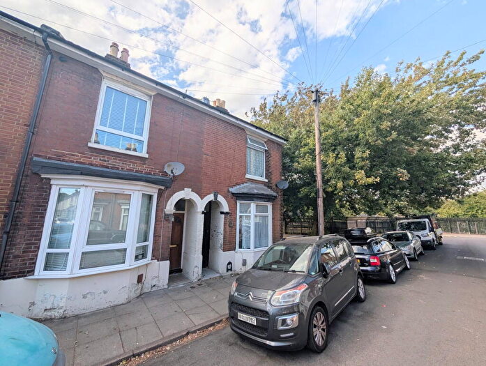 3 Bedroom End Of Terrace House To Rent In Agincourt Road, Portsmouth, PO2