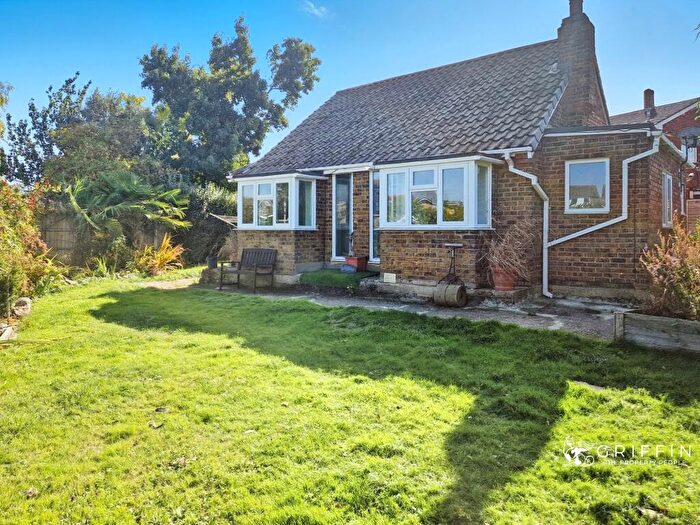 2 Bedroom Bungalow For Sale In Vadsco Road, Canvey Island, SS8
