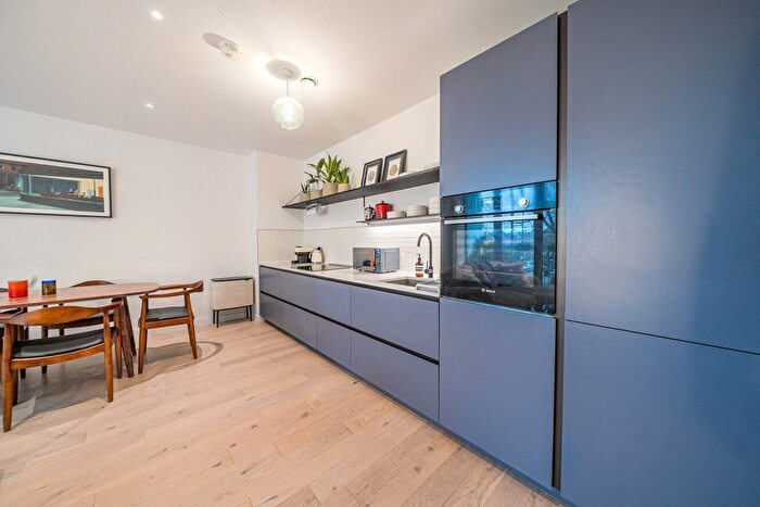 2 Bedroom Flat To Rent In Balham High Road, Balham, London, SW17