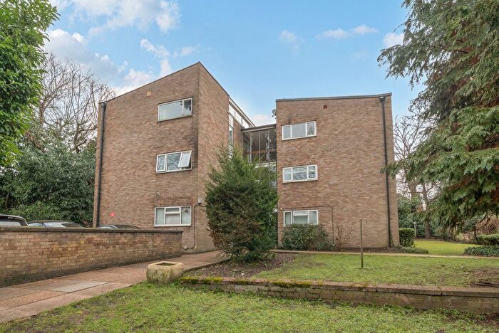 2 Bedroom Flat For Sale In Pine Grove, Weybridge, KT13