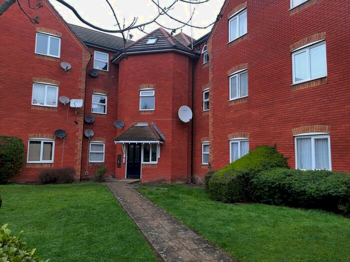 2 Bedroom Ground Flat To Rent In Foxglove Road, Dagenham, RM7