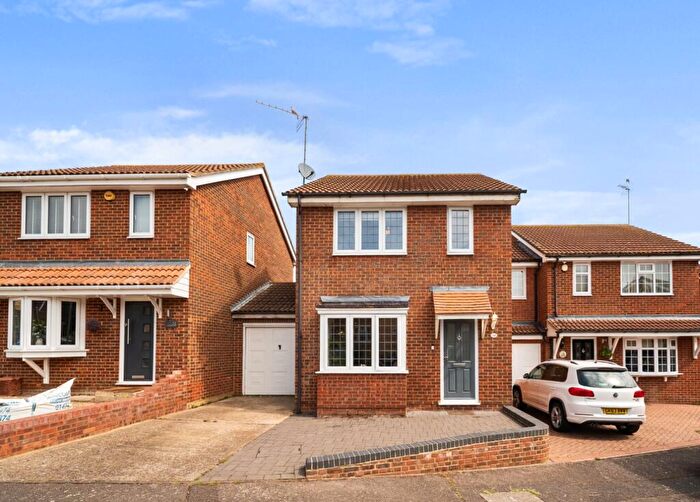 3 Bedroom Link Detached House For Sale In Lisle Close, Gravesend, Kent, DA12