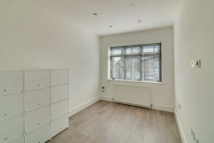 4 Bedroom Semi-Detached House To Rent In Hawthorne Avenue, Harrow, HA3