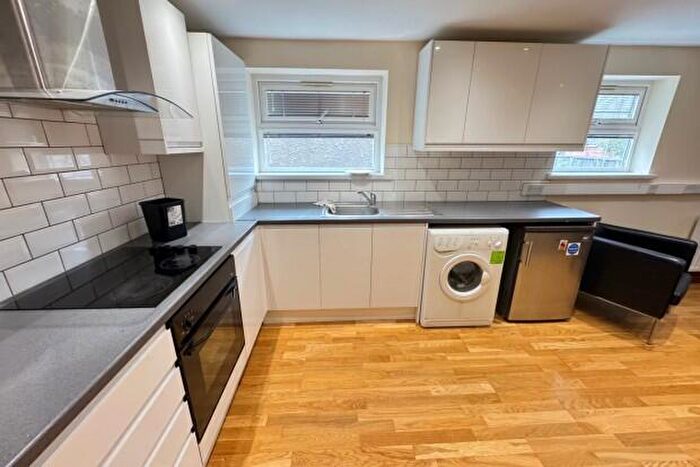 3 Bedroom Flat To Rent In Elm Street Cardiff, CF24
