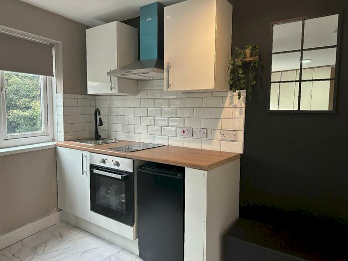 Studio To Rent In Teignmouth Road, Selly Oak, Birmingham, West Midlands, B29