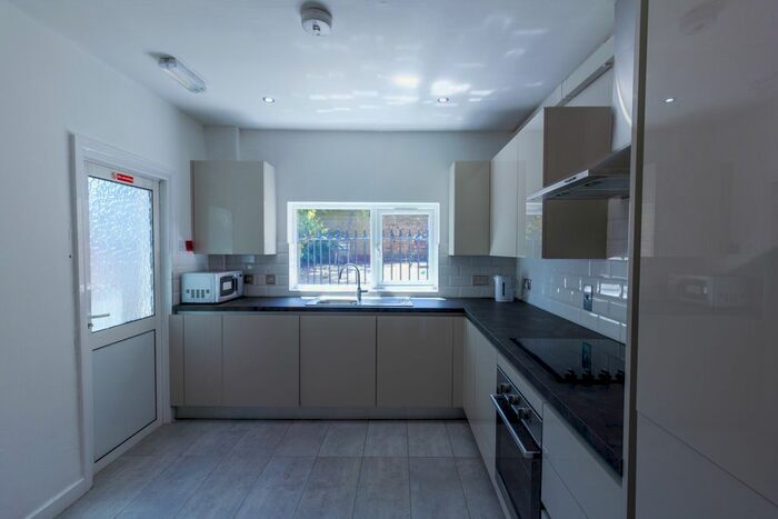 6 Bedroom Semi-Detached House To Rent In Bredgar Road, Islington, North London, Archway, N19
