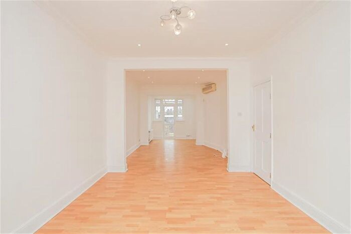 3 Bedroom Terraced House To Rent In Hamilton Road, Golders Green, NW11