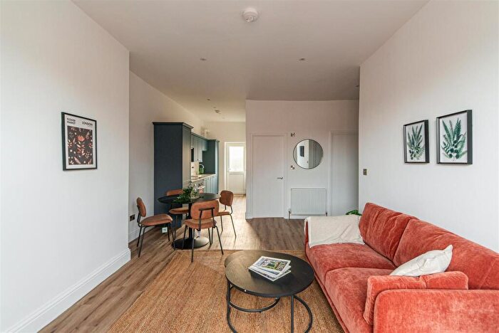 2 Bedroom Flat To Rent In Stratford Road, Heaton, Newcastle Upon Tyne, NE6