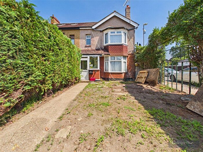 4 Bedroom End Of Terrace House For Sale In Hook Road, Surbiton, KT6