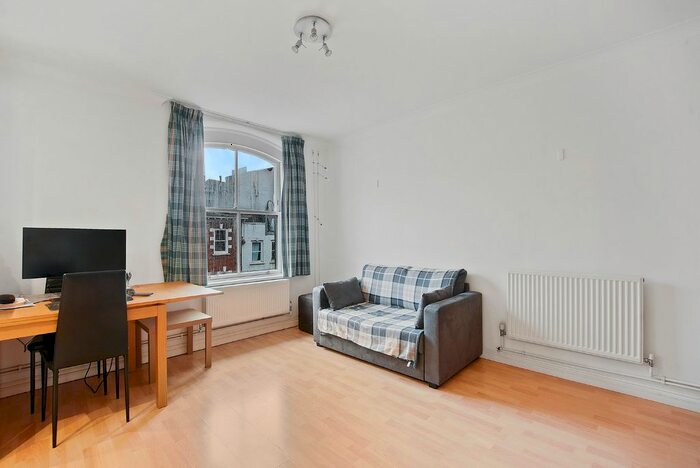 1 Bedroom Flat To Rent In Haywards Place, Clerkenwell, EC1R