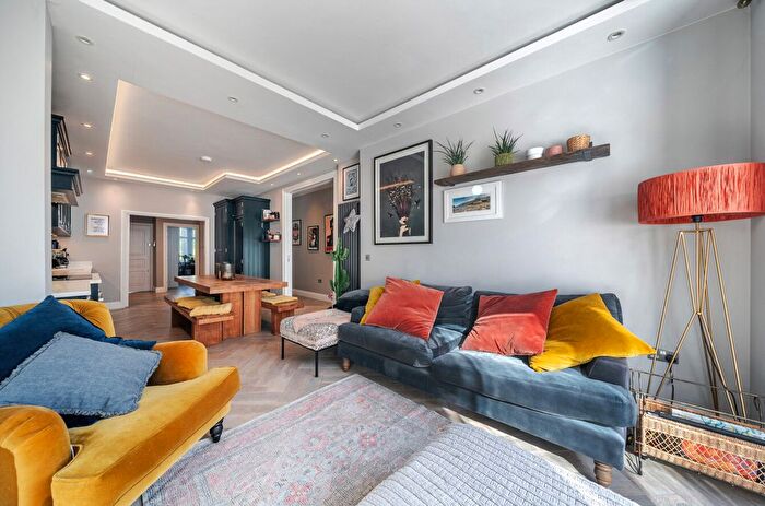 3 Bedroom Flat To Rent In Upper Richmond Road, London, SW15