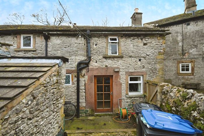 2 Bedroom Character Property For Sale In The Square, Middleton-By-Youlgrave, Bakewell, DE45