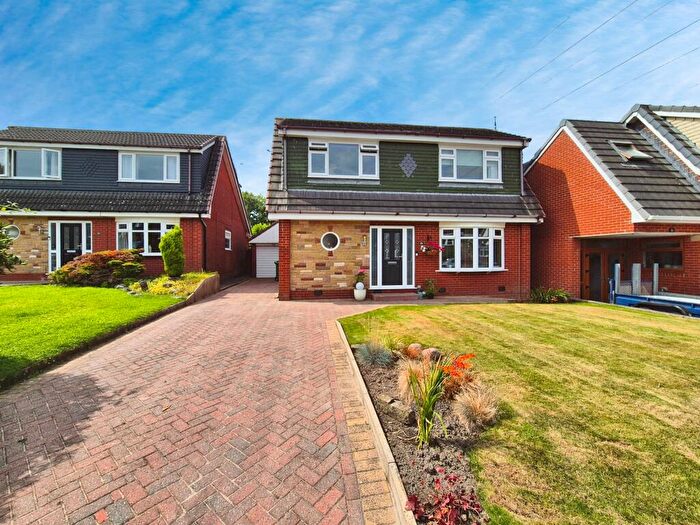 4 Bedroom Detached House For Sale In Kirkdale Drive, Oldham, OL2